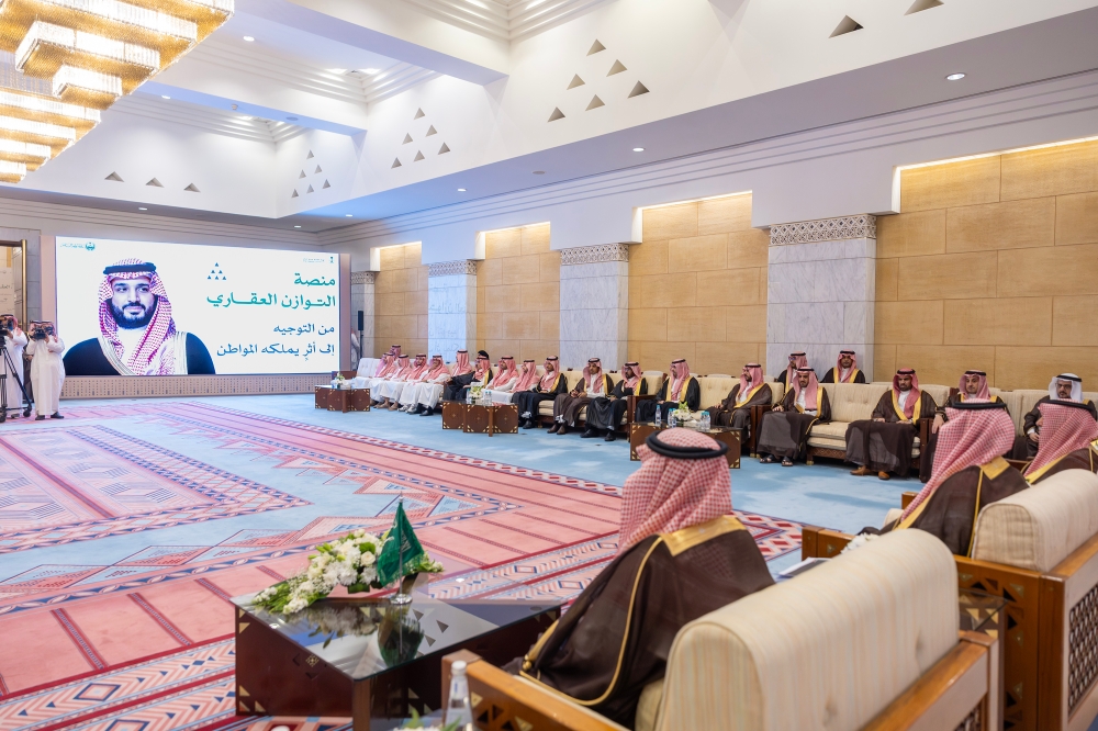 أمير الرياض يسلّم الدفعة الأولى من الأراضي لمستفيدي برنامج التوازن العقاري