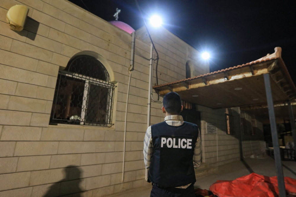 لقطة عامة للأضرار التي لحقت بالكنيسة بعد الحادث - أ ف ب