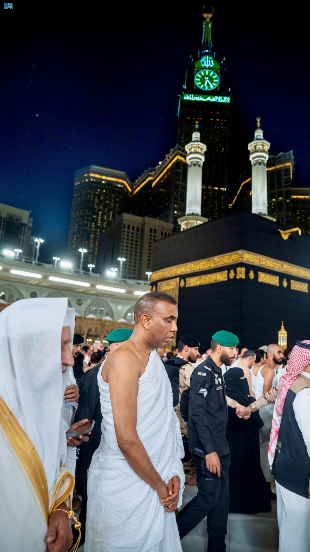 رئيس وزراء الصومال يؤدي مناسك العمرة