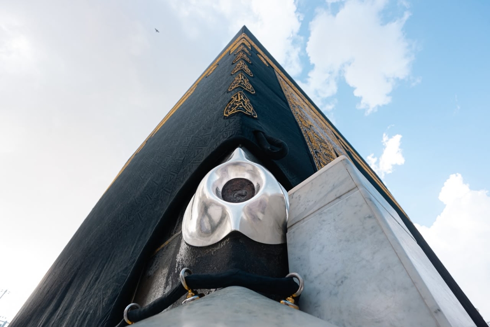 الحجر الأسود.. أثرٌ من الجنة تتعانق عنده قدسية المكان وعراقة التاريخ 