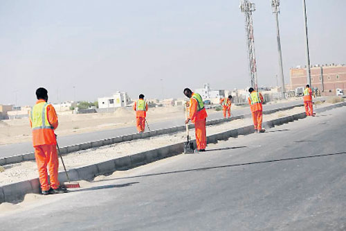 عمال البلدية خلال حملة النظافة (اليوم)