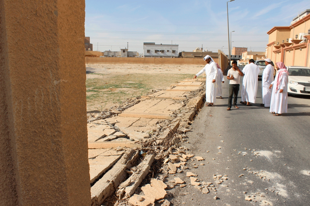 انهيار سور ابتدائية في النابية ينذر بكارثة.. ويعرض طالباتها للخطر