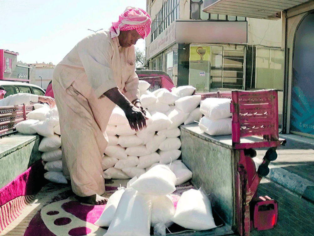 «الملاح» مهنة عتيقة وأصحابها يتاجرون بـ «الذهب الأبيض»