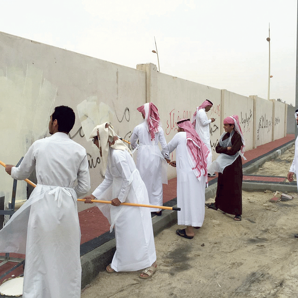 طلاب النعيرية يجملون مرافق مدينتهم من التشويهات البصرية