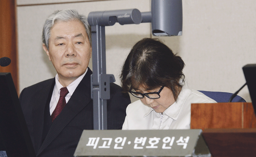 «صديقة» رئيسة كوريا الجنوبية تنفي اتهامها باستغلال السلطة