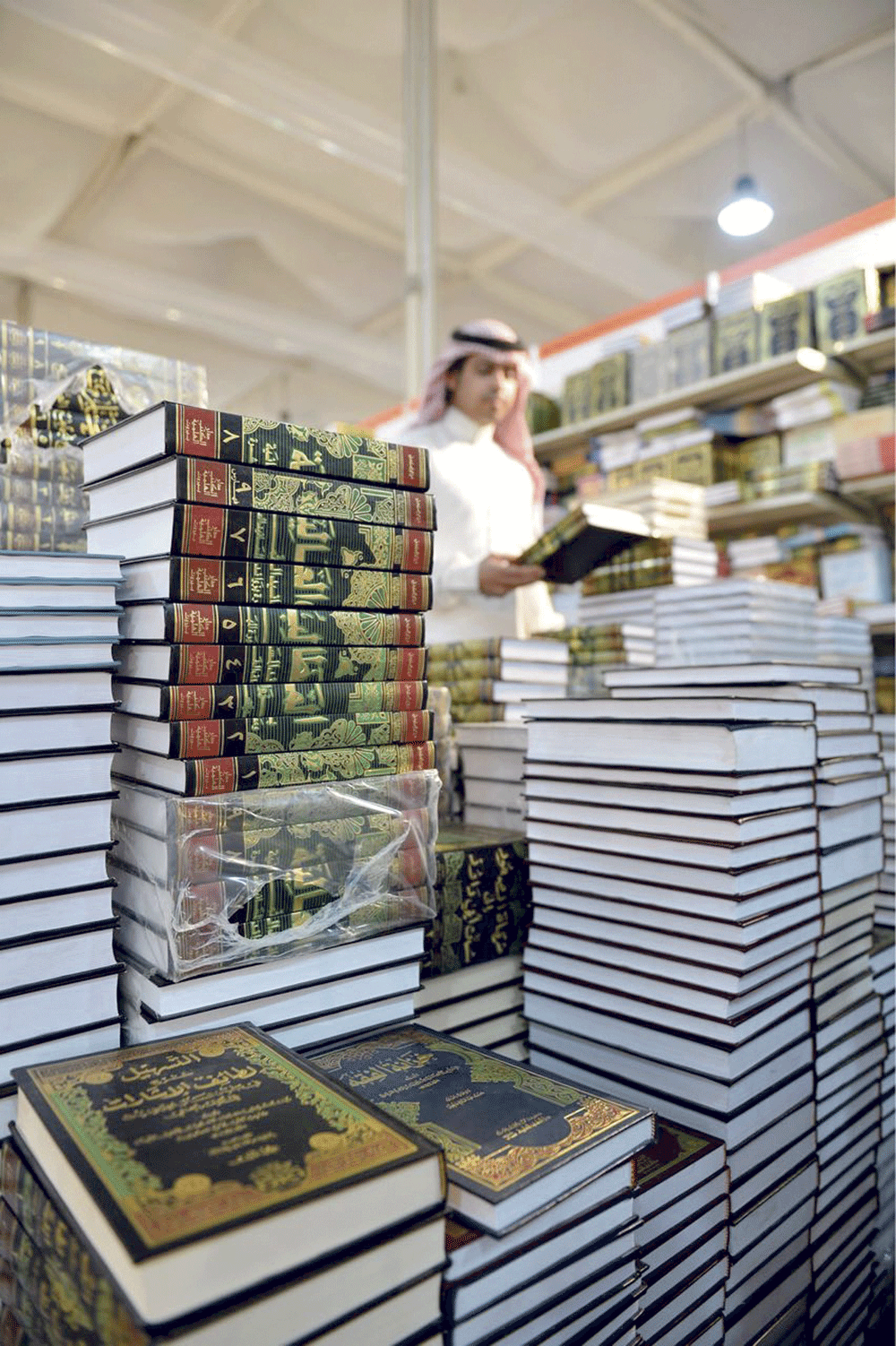 «جبال من الكتب» تجذب المثقفين والأدباء وزوار «معرض جدة الدولي للكتاب»