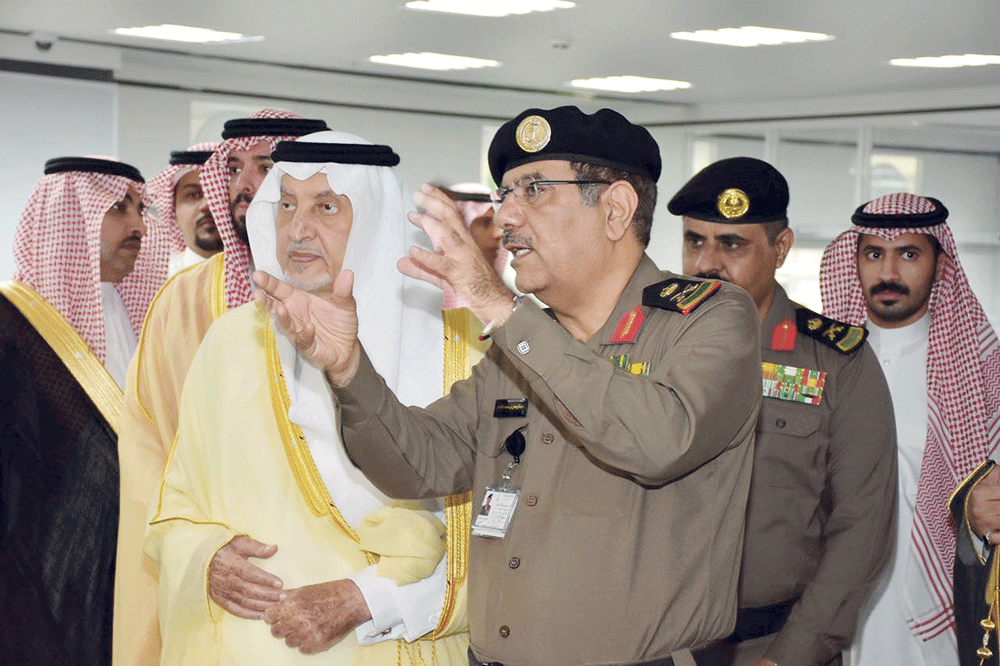 الأمير خالد الفيصل يتفقد مركز العمليات الأمنية الموحدة