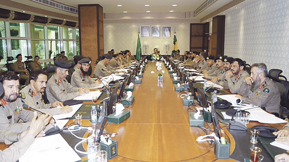 قيادات الدفاع المدني خلال الاجتماع أمس