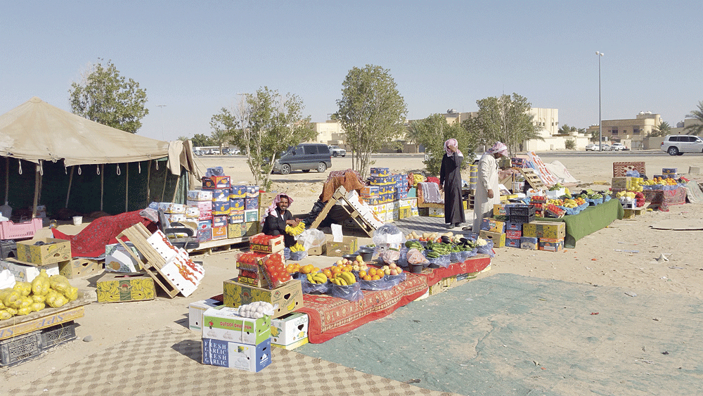 باعة يفترشون الطرقات بحفر الباطن (تصوير: منيس الشيحي)