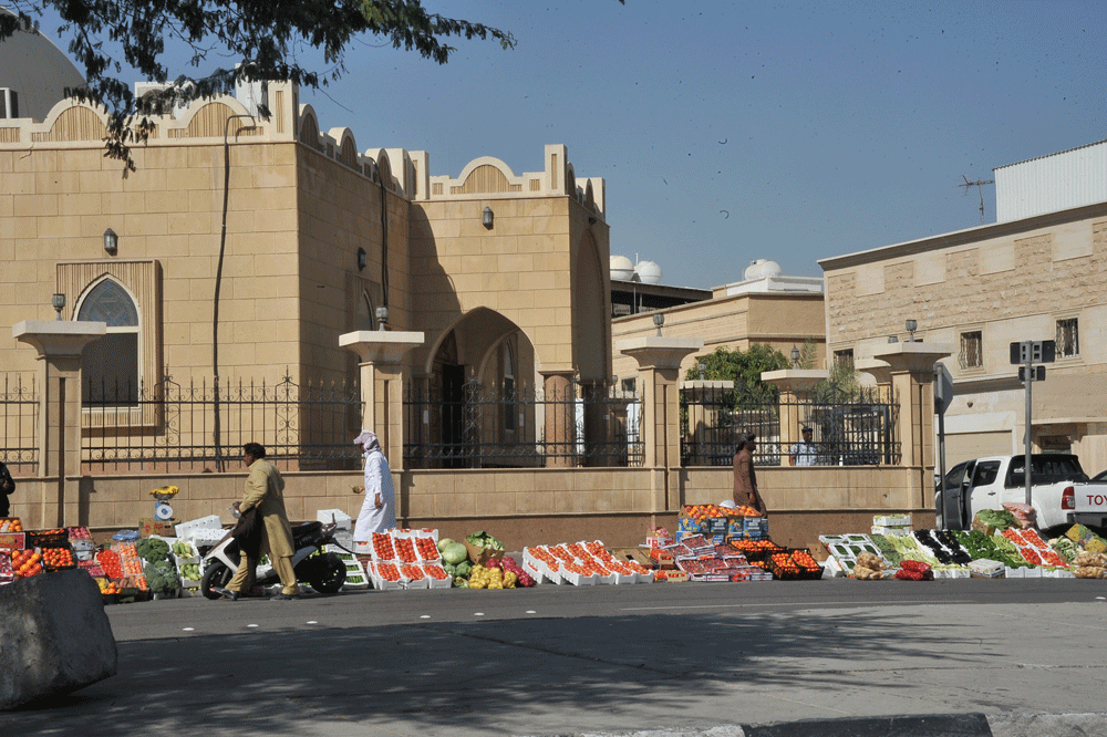  افتراش الباعة الجائلين للأرصفة اصبح مشهدا مألوفا امام المساجد (تصوير: طارق الشمر)