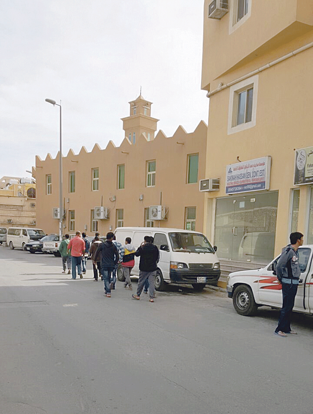 باصات نقل العمالة بين الأحياء (تصوير: حمود الشمري)