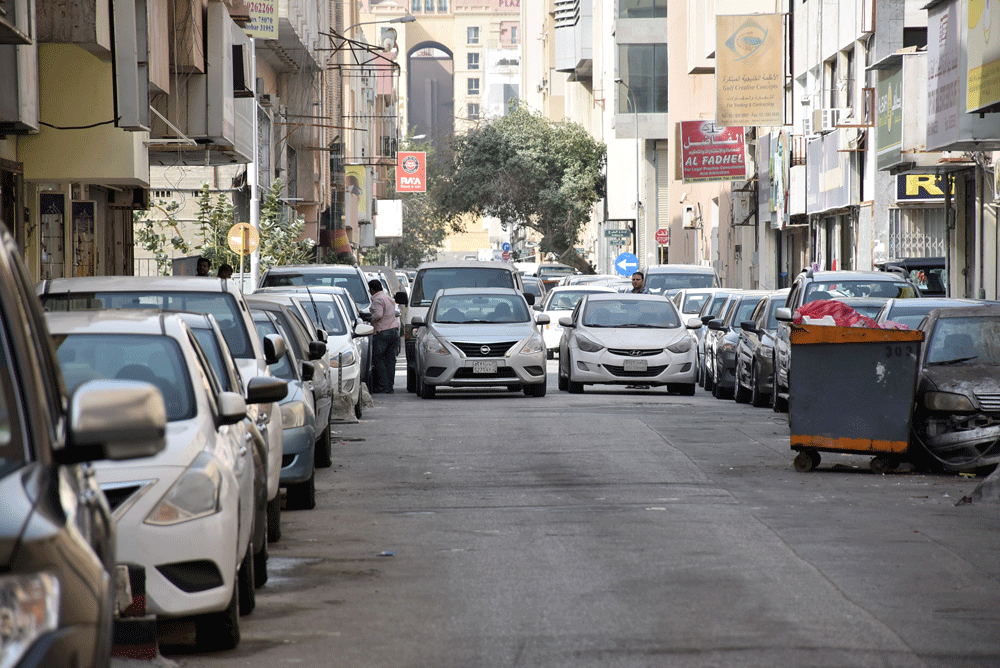 سيارات مكاتب تأجير السيارات تستحوذ على الشوارع من الجانبين (تصوير: هاني الخميس) 