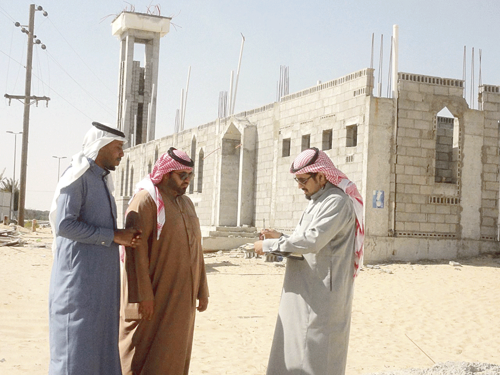 مواطنان يتحدثان عن تأخر مشروع الجامع (تصوير: فادي الجمل)