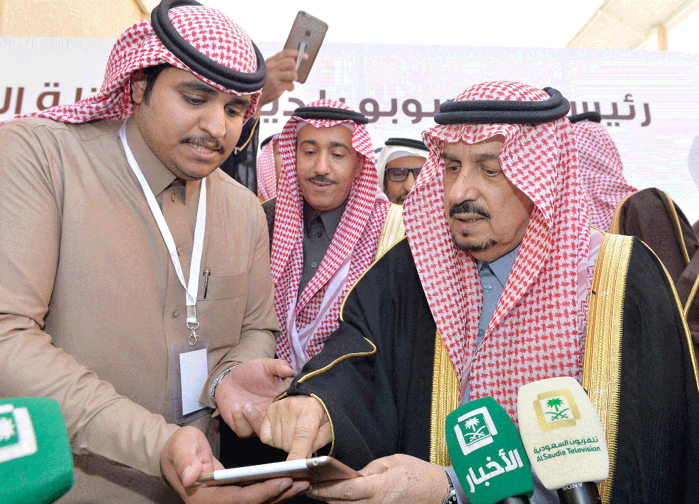 الأمير فيصل بن بندر مدشنا المشروعات التنموية بالزلفي أمس ( واس)
