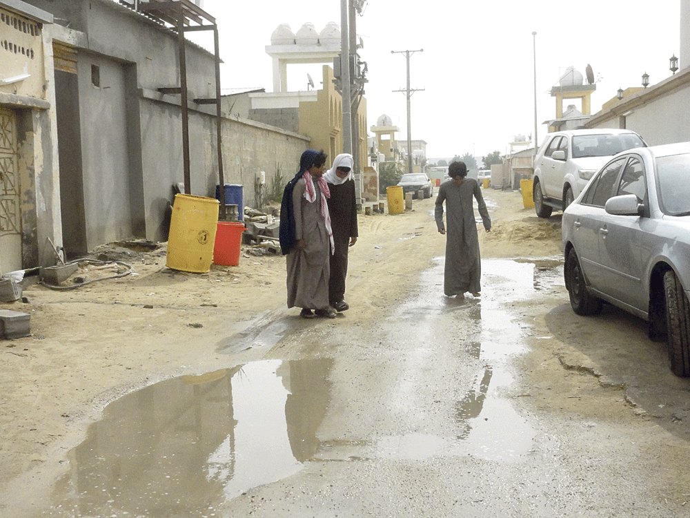 ارتفاع منسوب المياه يحول دون السفلتة بالهجرة (تصوير: فادي الجمل)