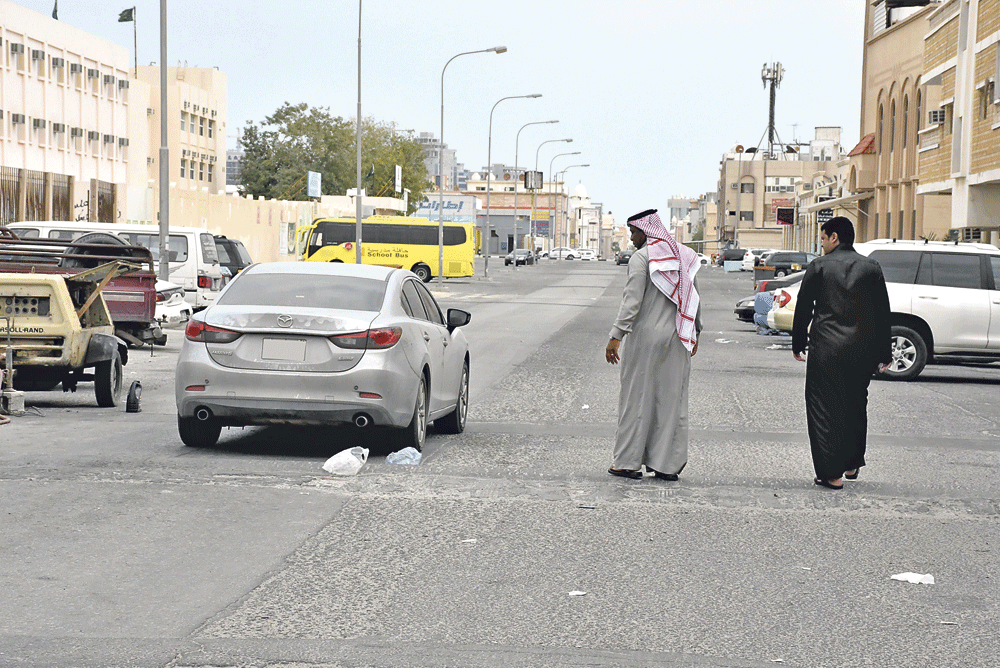 مطبات على مسافات متقاربة بالمخالفة للمواصفات الفنية (تصوير : هاني الخميس)