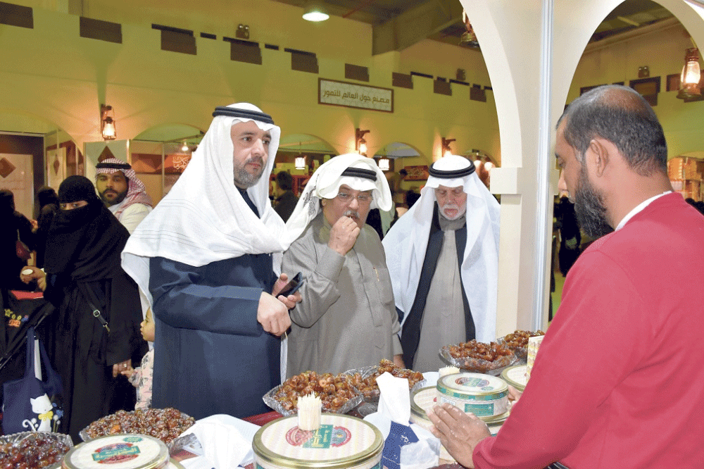 زوار المهرجان يقبلون على شراء التمر (اليوم)