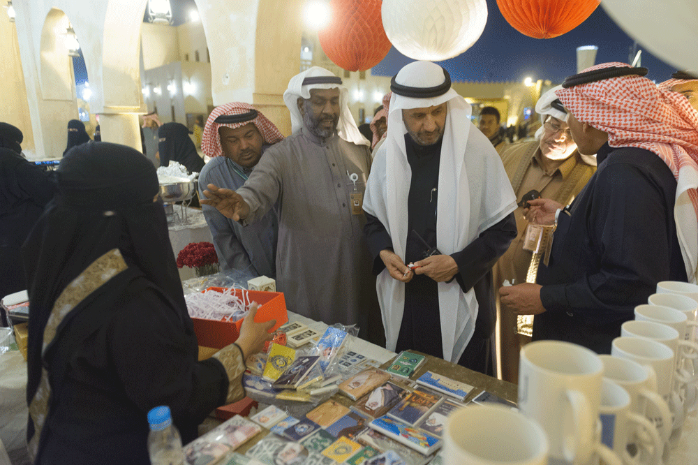 مدير المهرجان خلال زيارته أحد أركان بيت الخير (اليوم)