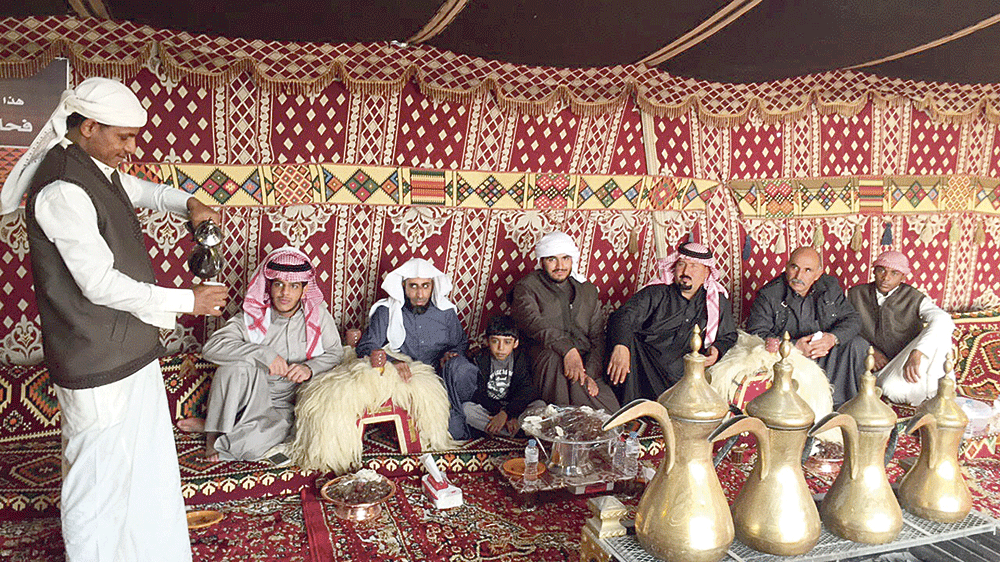  القهوة تقدم بشكل يومي في الديوانية احتفاء بالزوار (تصوير: بدر الدوسري) 