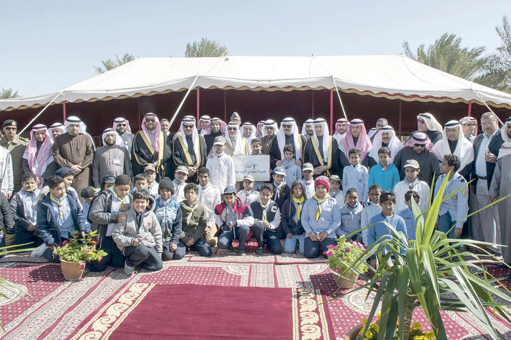 البراك والملحم والجعفري يتوسطون المشاركين بإحدى الحدائق بالهفوف (اليوم) 