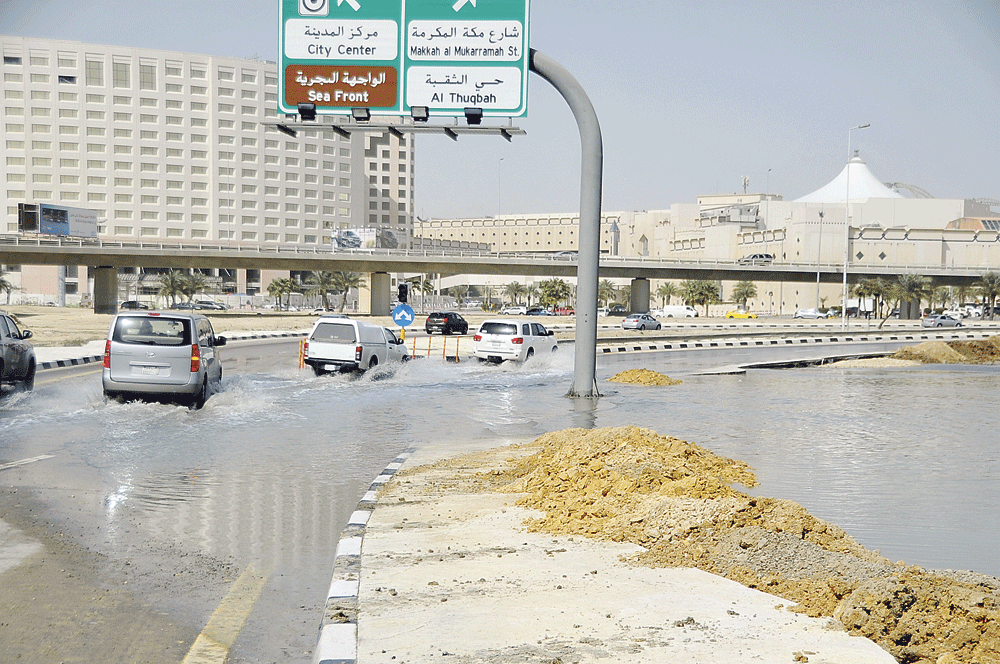 المياه تنحسر تدريجيا من خلال عمليات الشفط (تصوير: مرتضى بوخمسين)