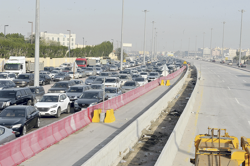 طوابير السيارات تمتد لمسافات طويلة على الطريق يوميا (تصوير: طارق الشمر)