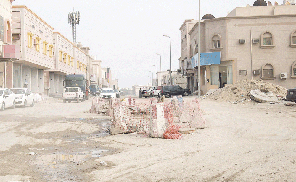 حفريات مهملة وسط أحد الشوارع بالجبيل البلد تصوير حمود الشمري صحيفة