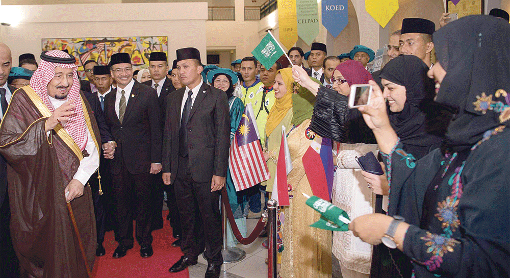  خادم الحرمين يحيي مستقبليه بالجامعة الإسلامية في ماليزيا (واس)
