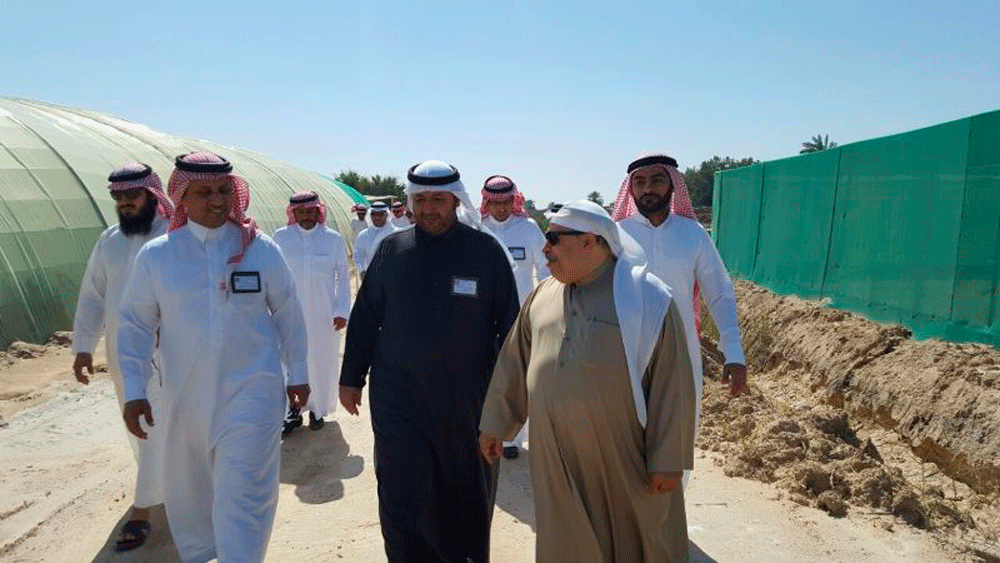 مدير التعليم يتقدم وفد الزيارة للمشروع الزراعي (تصوير: محمد العواد)