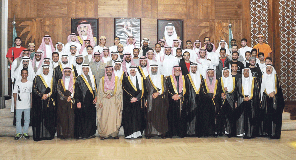 الأمير سعود بن نايف يتوسط قيادات جامعة الملك فهد وفريق التطوع (اليوم)