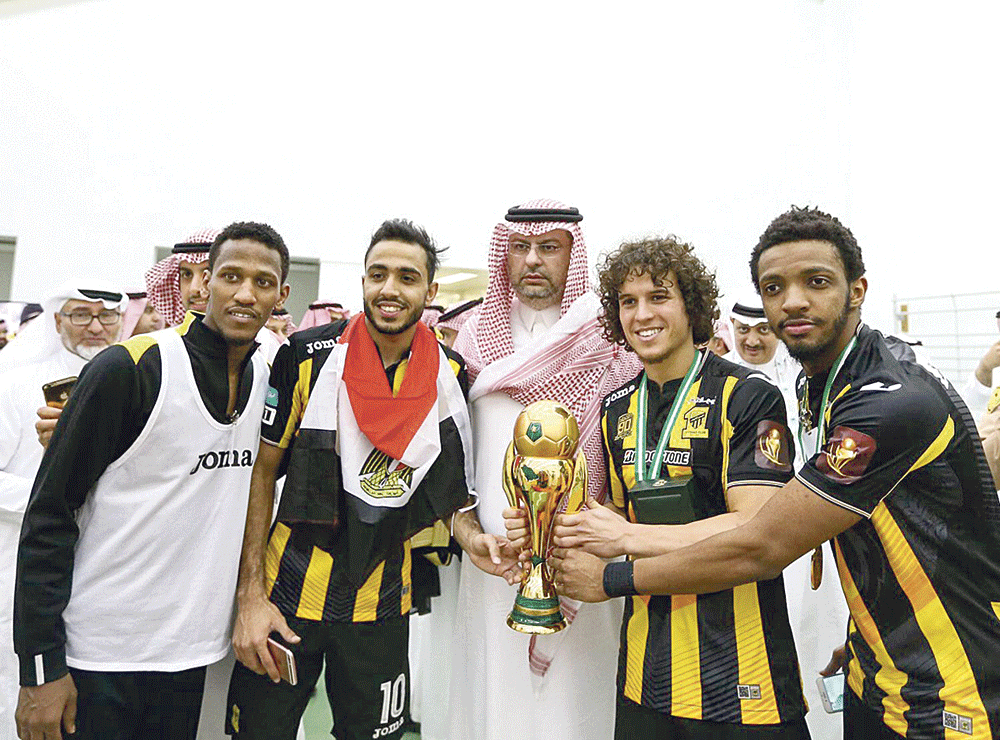 الأمير عبدالله بن مساعد يتوسط لاعبي الاتحاد بعد الفوز بالكأس (المركز الاعلامي - نادي الاتحاد)