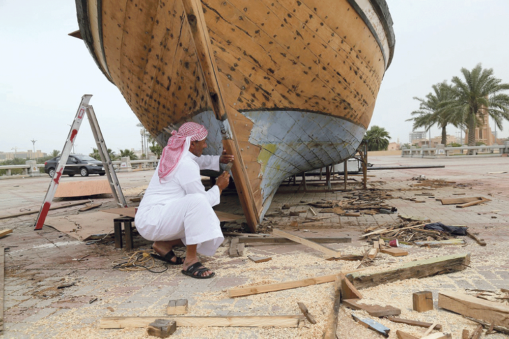 حرفي يقوم بتجهيز إحدى السفن المشاركة (اليوم)