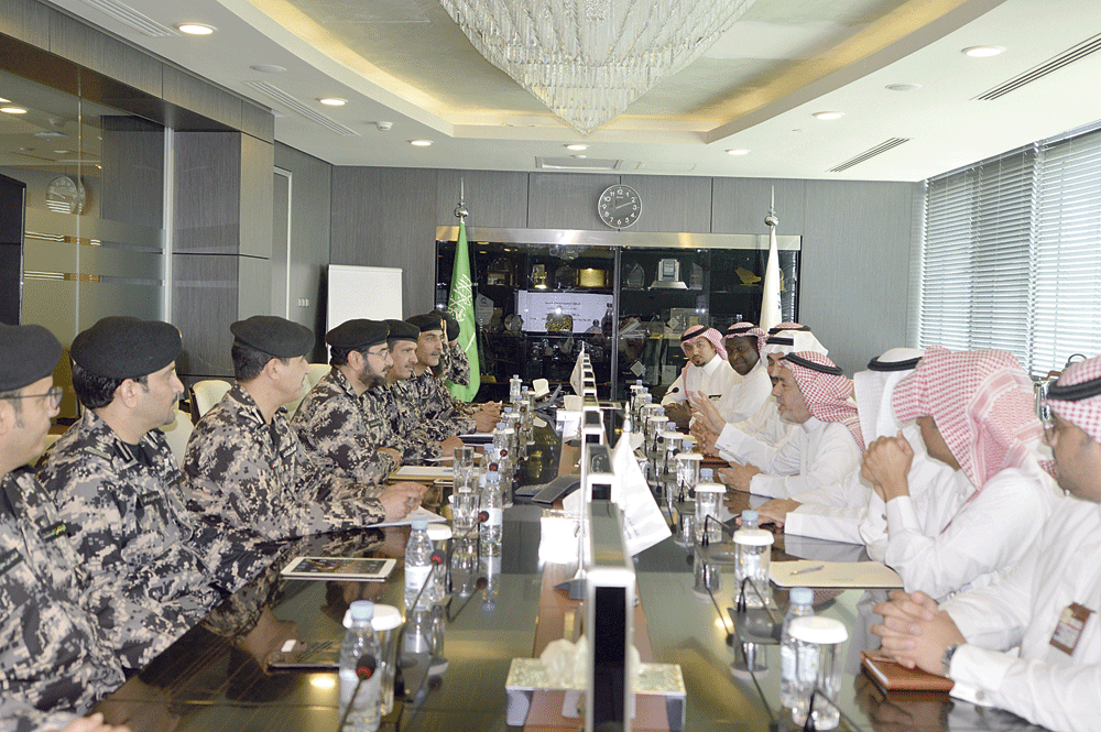 قائد قوات أمن المنشآت خلال اجتماعه مع نائب رئيس الكهرباء (اليوم)