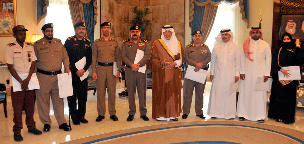 المكرمون في صورة جماعية مع الأمير خالد الفيصل (واس)