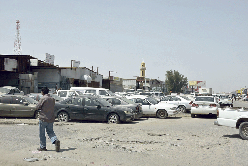 حملات مستمرة لتنظيم المنطقة الصناعية بالثقبة (تصوير: هاني الخميس)