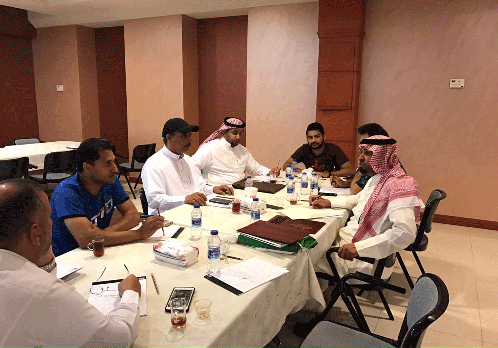 اللجنة خلال اجتماعها برئاسة فهد الدبل (اليوم)