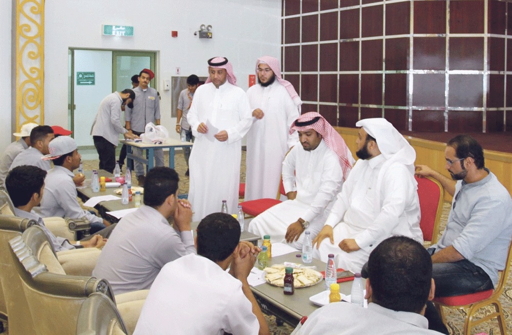 العيد يناقش متدربين تدنت مستوياتهم (تصوير: محمد العويس)