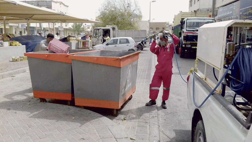 رش حاويات النفايات بالمبيدات الحشرية (اليوم)