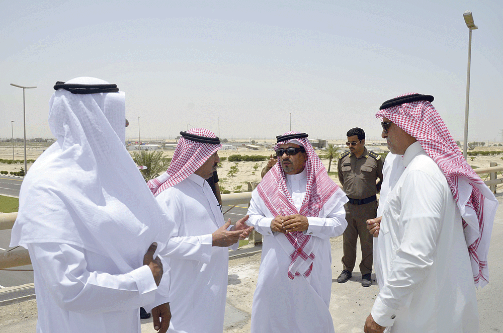 محافظ رأس تنورة خلال جولته الميدانية على كوبري الجعيمة (تصوير: أحمد العمري)