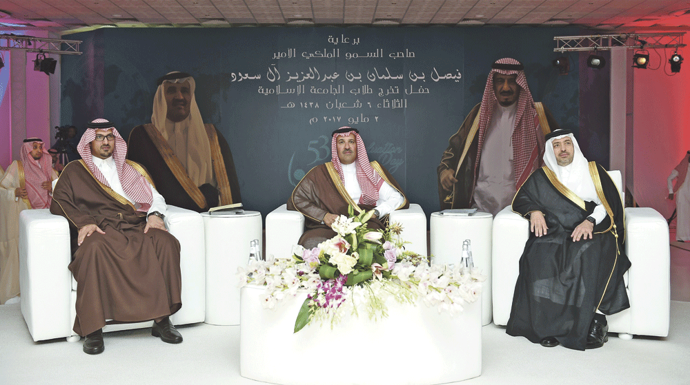 الأمير فيصل بن سلمان والأمير سعود بن خالد خلال الحفل (اليوم) 