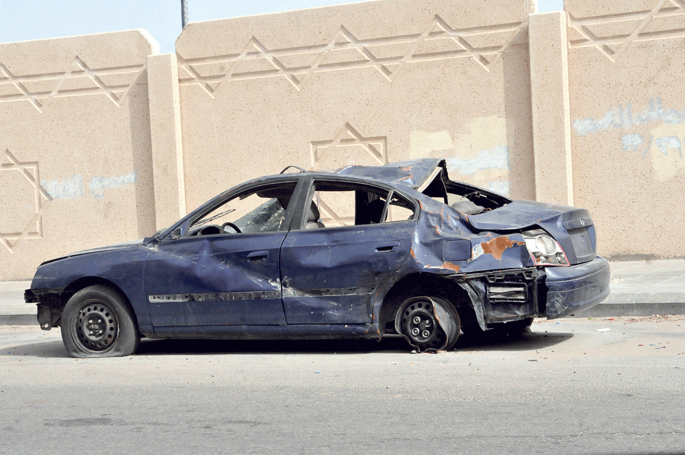 مركبة ملقاة على جانب طريق بالثقبة (تصوير: مختار العتيبي)