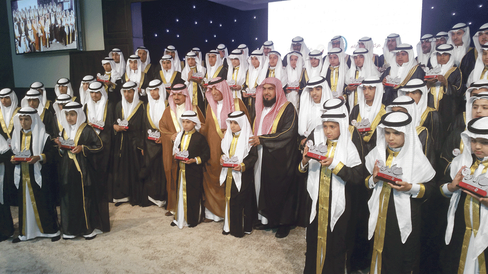 الوزير وعدد من المسؤولين مع الأيتام المكرمين (تصوير: منيس الشيحي)