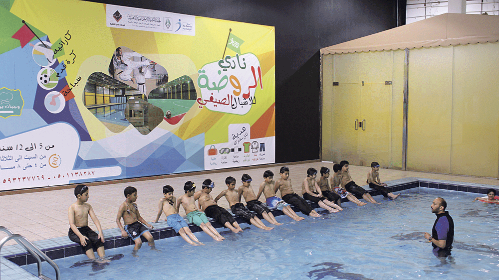 الطلاب خلال التدريب على رياضة السباحة (اليوم) 