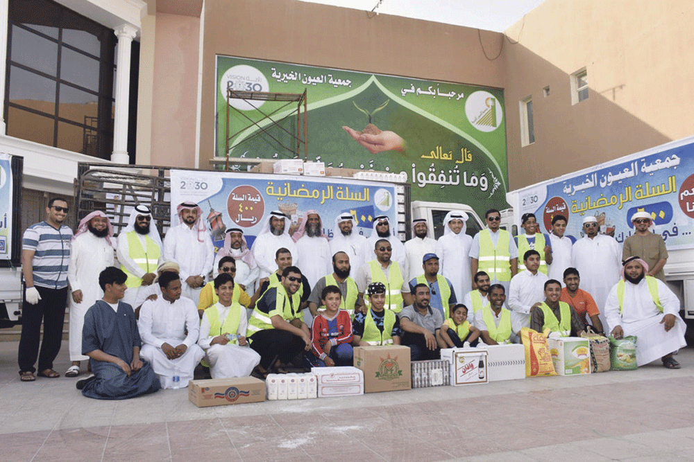 المشاركون في توزيع السلة الرمضانية (تصوير: محمد العويس)