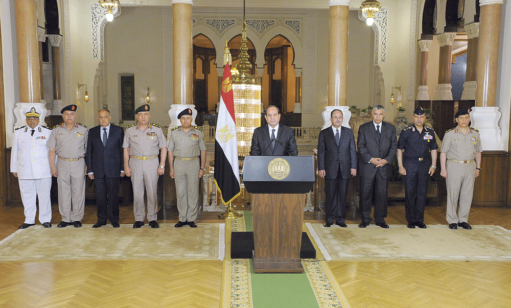 الرئيس المصري يلقي خطابا بعد هجوم المنيا يحيط به قادة الجيش والشرطة (رويترز)