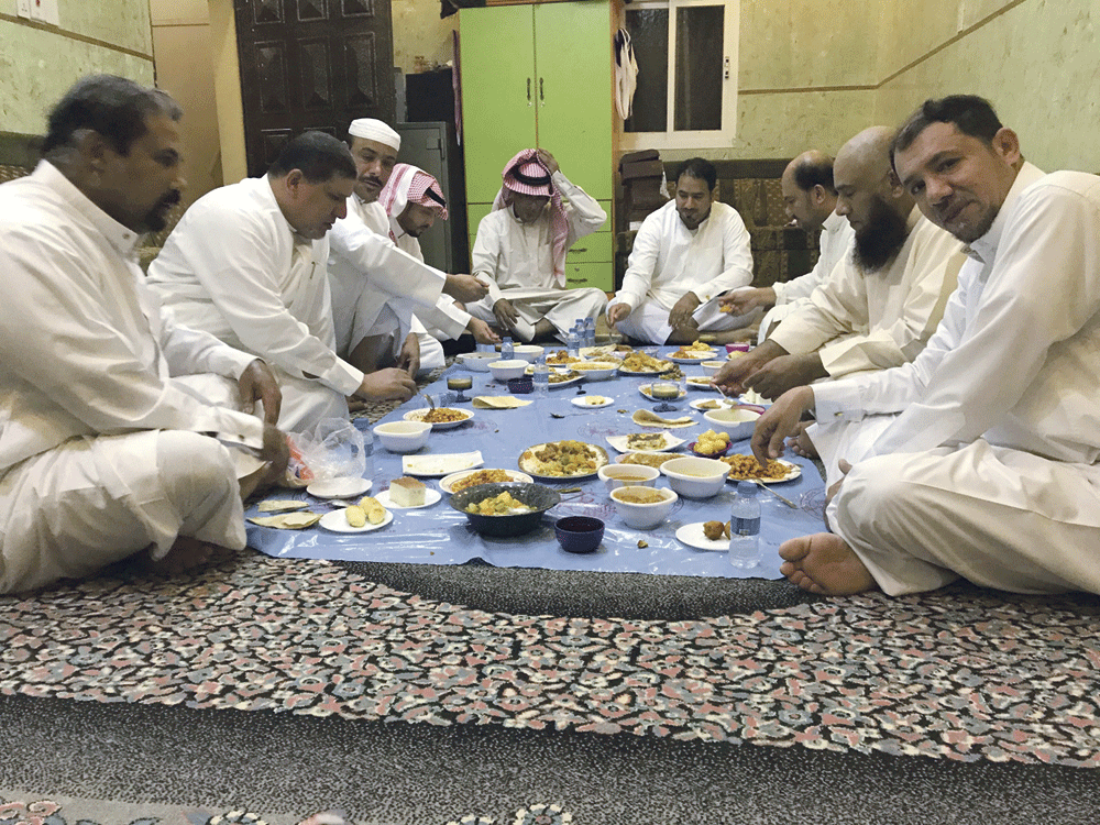 الجيران والأصدقاء على مأدبة الإفطار الرمضانية (تصوير: فادي الجمل)