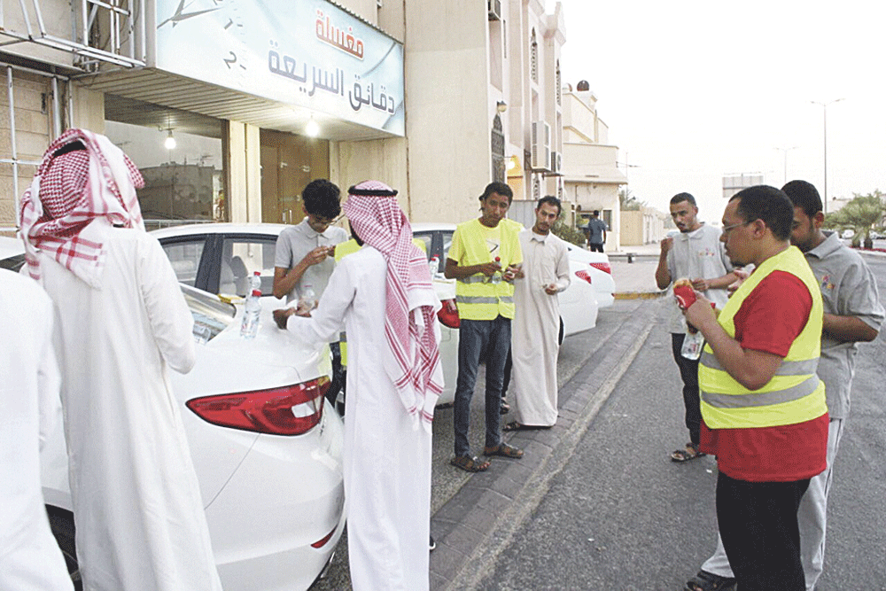 شباب المبادرة يتناولون افطارًا خفيفًا بعد توزيع الوجبات (اليوم) 