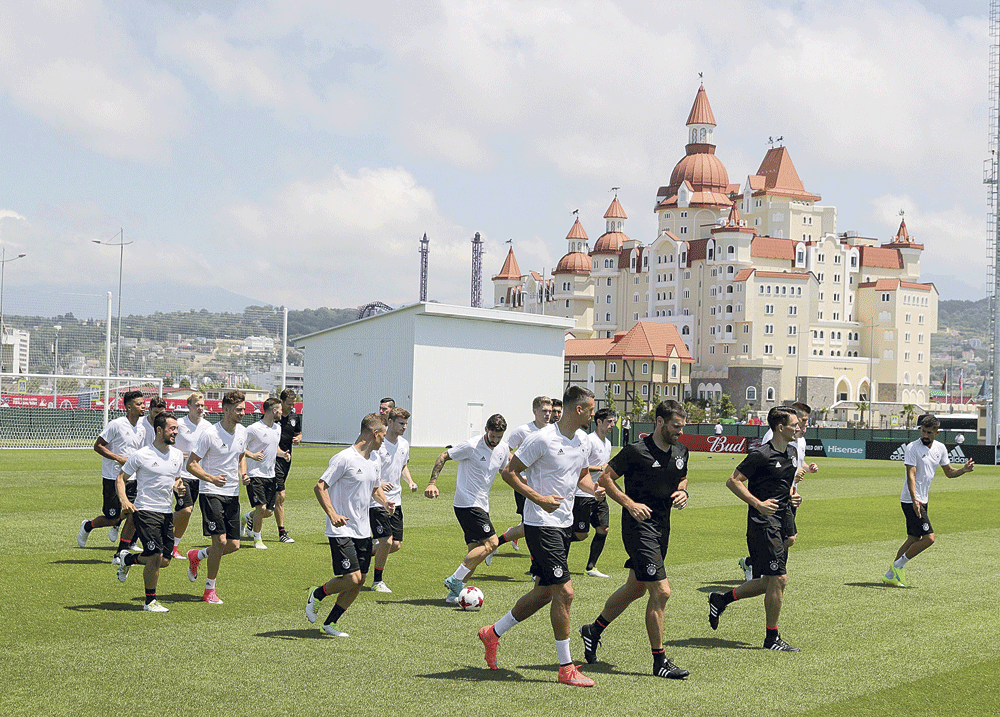 منتخب ألمانيا يؤدي تدريبه الأخير استعدادا لمواجهة الكاميرون اليوم ( ا ف ب) 