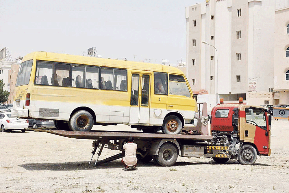 رفع إحدى السيارات المهملة (تصوير: هاني الخميس)