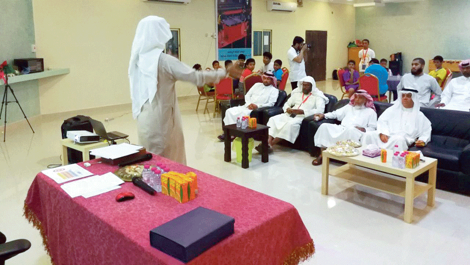 المدرب الزياني خلال تقديمه الورشة (تصوير: محمد العواد)